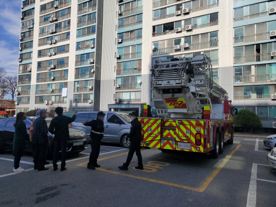 29일 오전 11시 57분께 충북 옥천군 옥천읍의 한 아파트 계단에서 20대 남성이 20대 여성을 흉기로 찌르고 달아났다. 경찰에 따르면 이 남성은 사귀다가 헤어진 이 여성이 만나주지 않는다는 이유로 흉기를 휘두른 것으로 전해졌다. 사진은 사건이 발생한 아파트 모습.  연합뉴스